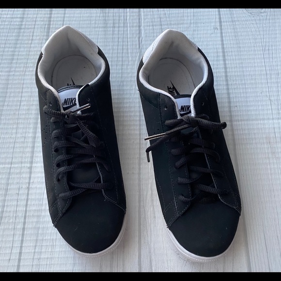 Nikes Black and White - Picture 1 of 9